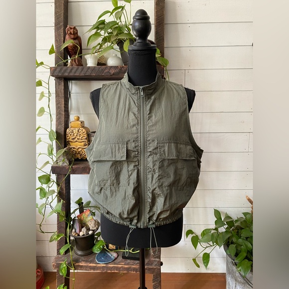 No Boundaries Olive Green Cargo Vest - Picture 3 of 17